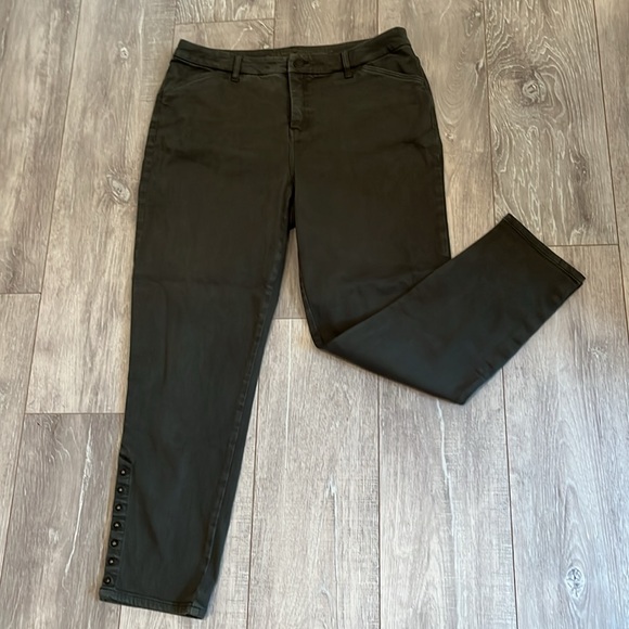 Chico’s So Slimming Girlfriend Ankle Jean - Picture 3 of 9